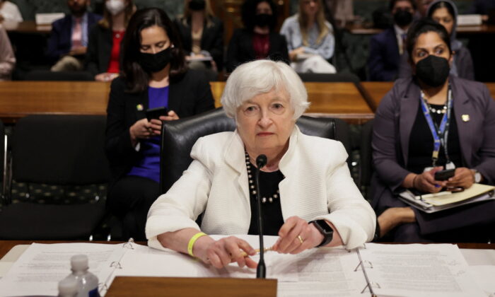 Bộ trưởng Ngân khố Hoa Kỳ Janet Yellen ngồi làm chứng trước một phiên điều trần của Ủy ban Tài chính Thượng viện về ngân sách năm 2023 của Tổng thống Biden, tại Điện Capitol ở Hoa Thịnh Đốn, hôm 07/06/2022. (Ảnh: Evelyn Hockstein/Reuters)