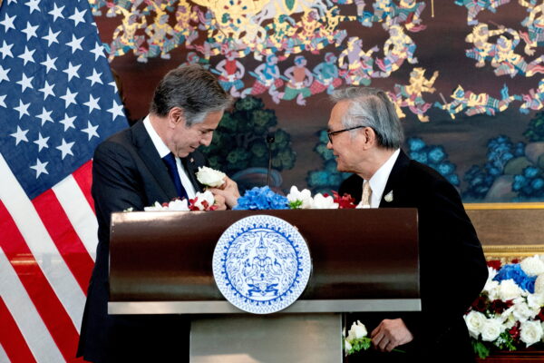 Ngoại trưởng Thái Lan Don Pramudwinai (phải) cài hoa lên áo khoác của Ngoại trưởng Hoa Kỳ Antony Blinken sau khi nói chuyện với báo giới sau lễ ký Biên bản Ghi nhớ (MOU) tại Bộ Ngoại giao Thái Lan ở Bangkok, Thái Lan, hôm 10/07/2022 .(Ảnh: Stefani Reynolds/Reuters)