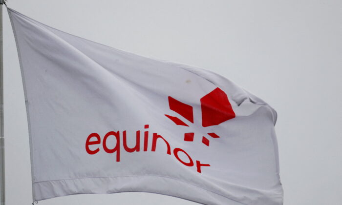 Ảnh tư liệu: Cờ của công ty năng lượng Na Uy Equinor được nhìn thấy tại trụ sở chính ở Stavanger, Na Uy, vào ngày 05/12/2019. (Ảnh: Reuters/Ints Kalnins/File Photo)