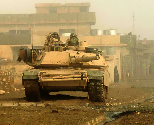 Các binh sĩ thuộc Trung đoàn Kỵ binh Thiết giáp số 3 ở Biaj, Iraq, với thiết vận xa Chiến đấu Chủ lực M1 Abrams của họ vào tháng 01/2005. (Ảnh: Trung sĩ Aaron Allmon/Tài liệu công cộng)