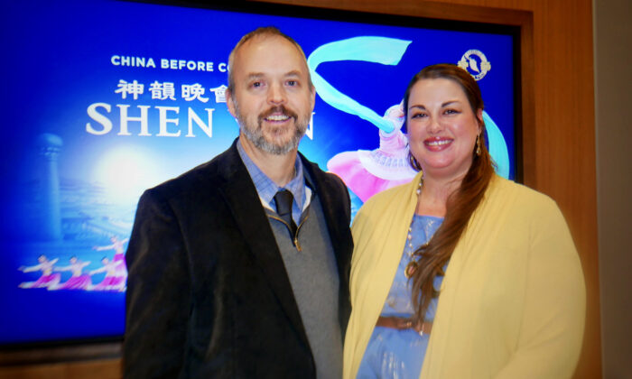 Ông Eric và bà Elaine Harrah thưởng lãm Nghệ thuật Biểu diễn Shen Yun tại Trung tâm Nghệ thuật ETSU Martin hôm 10/01/2023. (Ảnh:Sherry Dong/The Epoch Times)