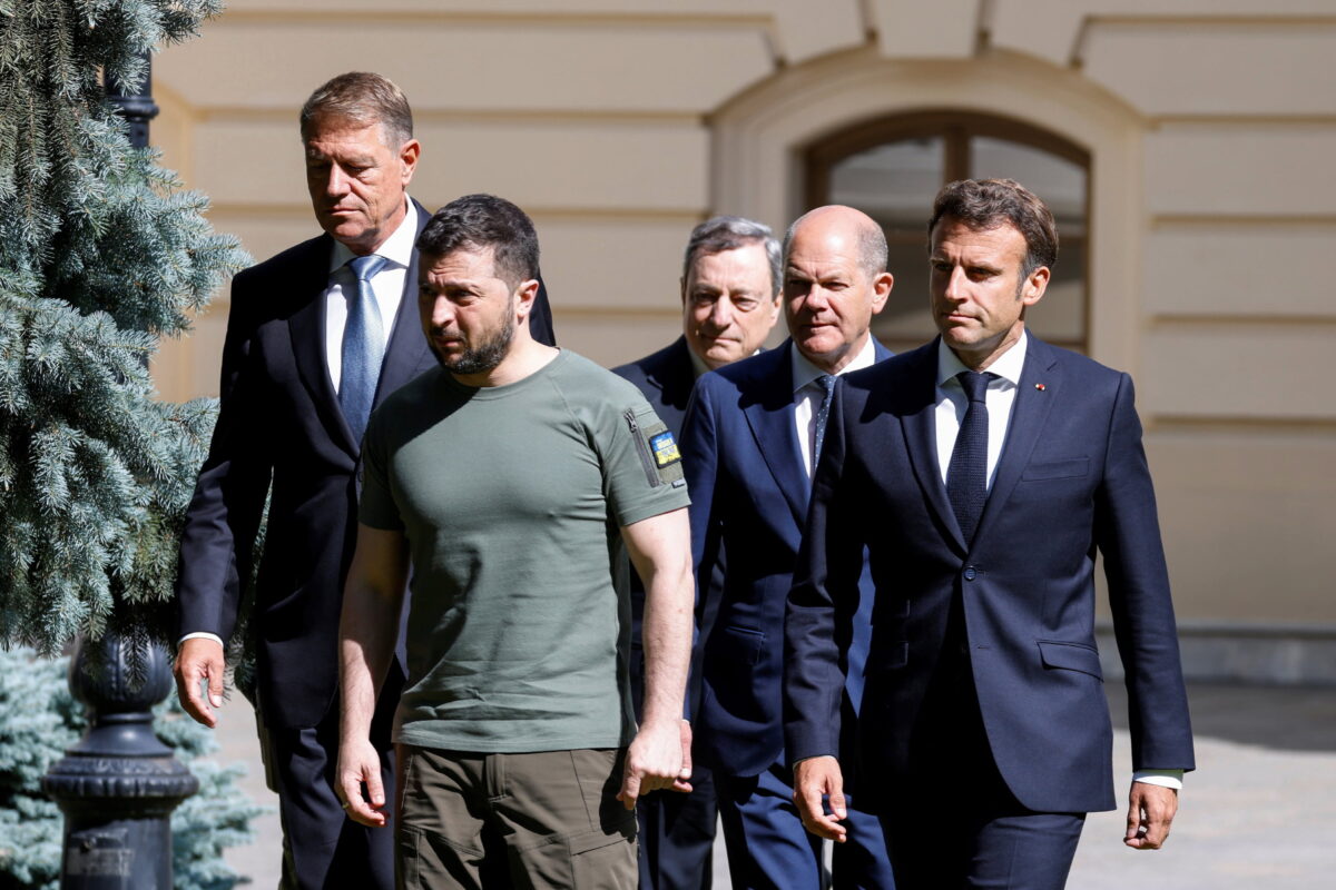 Tổng thống Pháp Emmanuel Macron (bên phải), Tổng thống Romania Klaus Iohannis (bên trái), Thủ tướng Ý đương thời Mario Draghi (ở giữa), Tổng thống Ukraine Volodymyr Zelensky (thứ hai từ trái sang), và Thủ tướng Đức Olaf Scholz tại Kyiv, Ukraine, hôm 16/06/2022. (Ảnh: Ludovic Marin/Pool qua AP)