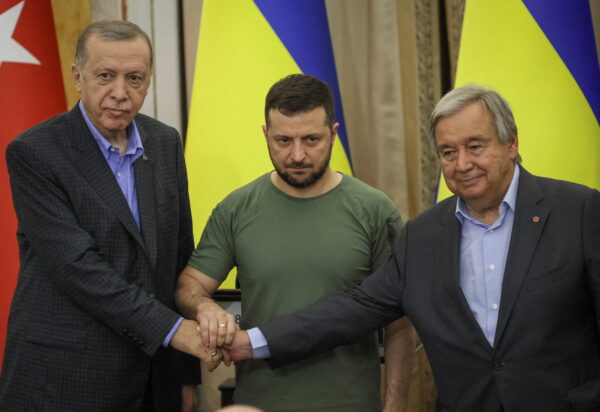 Tổng thống Thổ Nhĩ Kỳ Tayyip Erdogan, Tổng thống Ukraine Volodymyr Zelensky, và Tổng thư ký Liên Hiệp Quốc António Guterres bắt tay sau một cuộc họp báo chung sau cuộc gặp của họ ở Lviv, Ukraine, hôm 18/08/2022. (Ảnh: Gleb Garanich/Reuters)