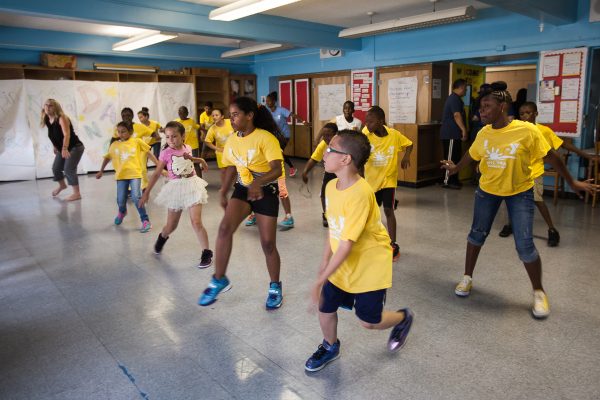 Các học sinh tham gia một buổi học khiêu vũ Summer Quest tại Trường học P.S. 154 ở South Bronx, New York, vào ngày 15/07/2014. (Ảnh: Petr Svab/The Epoch Times)