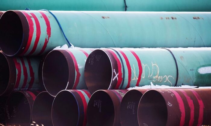Các ống được sử dụng cho đường ống Keystone XL được lưu giữ tại một cánh đồng gần Dorchester, Nebraska, trong ảnh chụp hôm 18/12/2020 này. (Ảnh: Chris Machian/Omaha World-Herald qua AP)