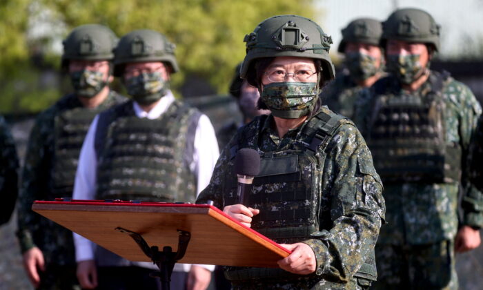 Tổng thống Đài Loan Thái Anh Văn đến thăm quân trừ bị trong một khóa huấn luyện ở Nam Thế Bộ, Đài Loan, hôm 12/03/2022. (Ảnh: Ann Wang/Reuters)