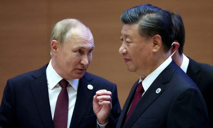 Tổng thống Nga Vladimir Putin nói chuyện với Chủ tịch Trung Quốc Tập Cận Bình trước cuộc họp khuôn khổ mở rộng giữa những người đứng đầu các quốc gia thành viên trong Hội nghị thượng đỉnh Tổ chức Hợp tác Thượng Hải (SCO) tại Samarkand, Uzbekistan hôm 16/09/2022. (Ảnh: Sputnik/Sergey Bobylev/Pool qua Reuters)