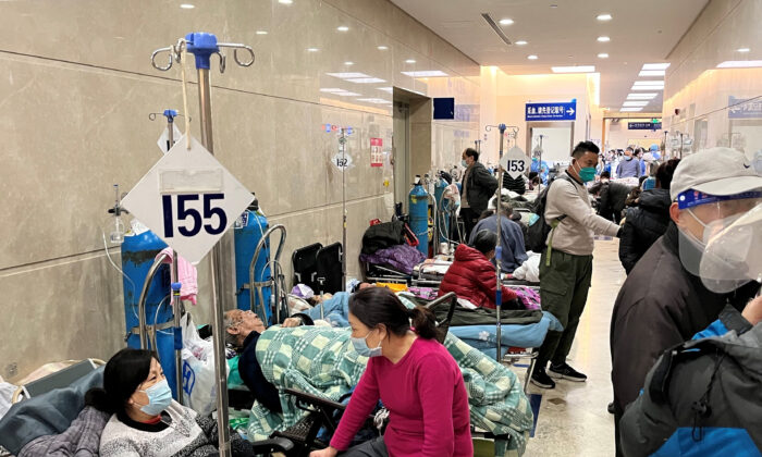 Bệnh nhân nằm trên các giường bệnh được kê bên ngoài hành lang khoa cấp cứu của Bệnh viện Trung Sơn, trong bối cảnh dịch COVID-19 bùng phát ở Thượng Hải, Trung Quốc, hôm 03/01/2023. (Ảnh: Staff/Tư liệu/Reuters)