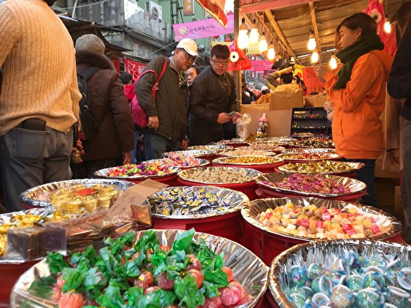 Phố Địch Hóa (Dihua) ở Đài Bắc là khu phố bán đồ Tết truyền thống, rất tấp nập trong dịp năm mới. Hình ảnh một cửa hàng bán kẹo. (Ảnh: Lý Di Hân/Epoch Times)