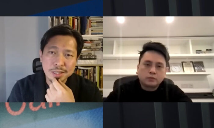 Trong bức ảnh tĩnh trích từ video này, ông Hoàng Chiếu Đạt (Justin Wong, trái) được ông Trầm Húc Huy (Simon Shen, phải) phỏng vấn hôm 01/01/2023. (Ảnh: Kênh YouTube “The Diplomat”/Ảnh chụp màn hình qua The Epoch Times)