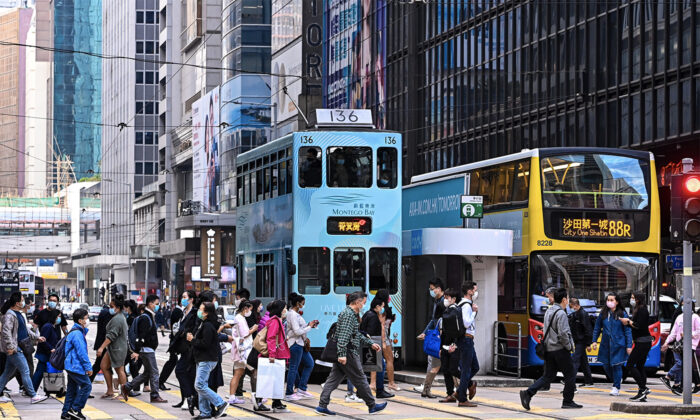 Các chuyên gia tin rằng cái gọi là chính trị trên hết của ĐCSTQ là nguyên nhân dẫn đến sự suy giảm kinh tế của Hồng Kông. Khi “Một quốc gia, hai chế độ” gần như biến mất, thì Hồng Kông đã mất đi lợi thế là một lãnh thổ hải quan độc lập và bị hạ cấp từ một trung tâm tài chính quốc tế thành một thành phố thương mại quốc tế. Hình ảnh cho thấy các đường phố ở khu Trung Hoàn hôm 04/01/2022 (Ảnh: Sung Pi-lung/The Epoch Times)