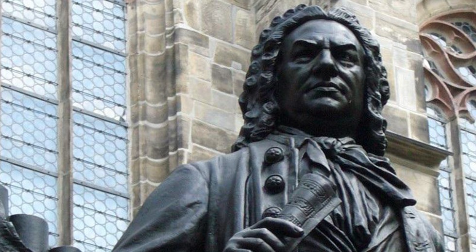Một bức tượng của nhà soạn nhạc Johann Sebastian Bach phía trước Nhà thờ Thánh Thomas tại thành phố Leipzig, nước Đức. (Ảnh: Tài sản công)