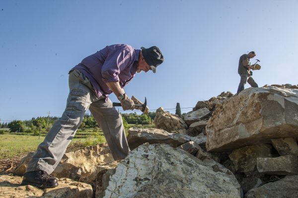 Tìm kiếm những mẫu đá phù hợp tại vùng Tuscany để làm nên những bức tranh đá quý Fiorentino. (Ảnh: Guido Cozzi)