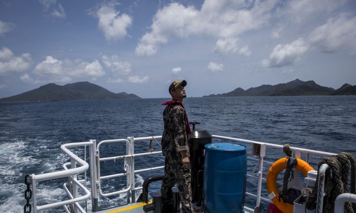 Một đội tàu an ninh của Bộ Hàng hải và Ngư nghiệp Indonesia chuẩn bị neo đậu tại quần đảo Natuna trong quá trình tuần tra an ninh dọc theo vùng đặc quyền kinh tế của Indonesia, ở Ranai, Indonesia, vào ngày 16/08/2016. (Ảnh: Ulet Ifansasti/Getty Images)