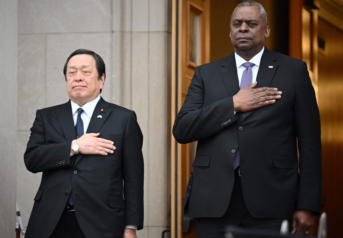 Bộ trưởng Quốc phòng Hoa Kỳ Lloyd Austin chào đón Bộ trưởng Quốc phòng Nhật Bản Yasukazu Hamada tới Ngũ Giác Đài ở Hoa Thịnh Đốn hôm 12/01/2023. (Ảnh: Mandel Ngan/AFP qua Getty Images)