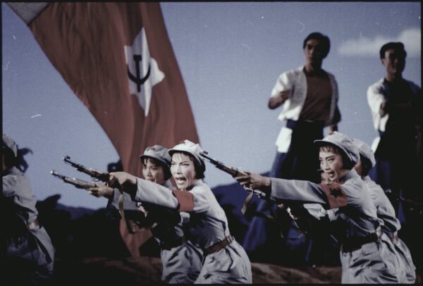 Được trưng bày là một cảnh trong “Hồng sắc Nương tử Quân”, vở ballet tuyên truyền của Đảng Cộng sản Trung Quốc (ĐCSTQ). (Ảnh: Cơ quan Quản lý Lưu trữ và Hồ sơ Quốc gia-NARA)