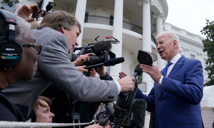 Tổng thống Joe Biden nói chuyện với các phóng viên bên ngoài Tòa Bạch Ốc ở Hoa Thịnh Đốn hôm 04/01/2023, trước khi lên chiếc trực thăng Marine One ở Bãi cỏ Phía nam. (Ảnh: AP Photo/Susan Walsh)