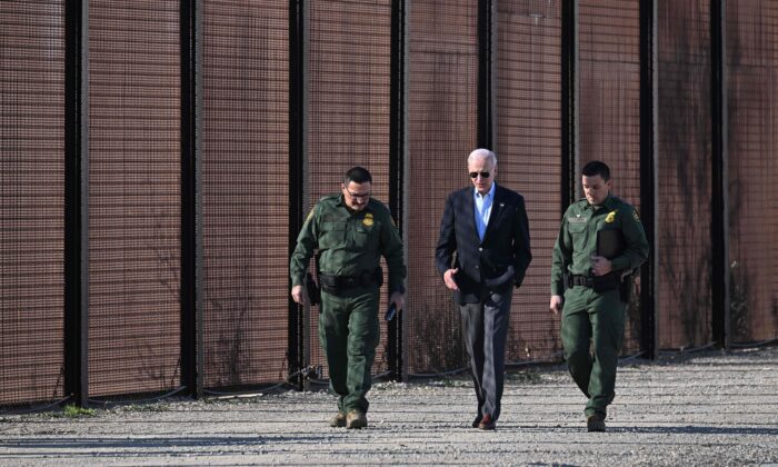 Tổng thống Joe Biden nói chuyện với một thành viên của Lực lượng Tuần tra Biên giới khi họ đi bộ dọc theo hàng rào biên giới Hoa Kỳ-Mexico ở El Paso, Texas, hôm 08/01/2023. (Ảnh: Jim Watson/AFP qua Getty Images)uyện với một thành viên của Lực lượng Tuần tra Biên giới khi họ đi bộ dọc theo hàng rào biên giới Hoa Kỳ-Mexico ở El Paso, Texas, hôm 08/01/2023. (Ảnh: Jim Watson/AFP qua Getty Images)