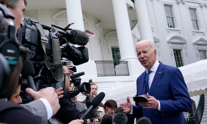 Tổng thống Joe Biden nói chuyện với các phóng viên bên ngoài Tòa Bạch Ốc ở Hoa Thịnh Đốn hôm 04/01/2023. (Ảnh: Susan Walsh/AP Photos)