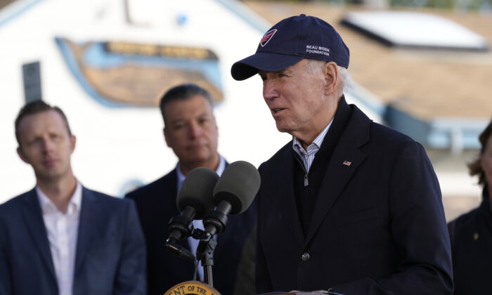 Tổng thống Joe Biden nói tại Công viên Tiểu Bang Seacliff ở Aptos, California, hôm 19/01/2023, sau khi chứng kiến thiệt hại do các cơn bão mới đây gây ra. (Ảnh: Susan Walsh/AP Photo)