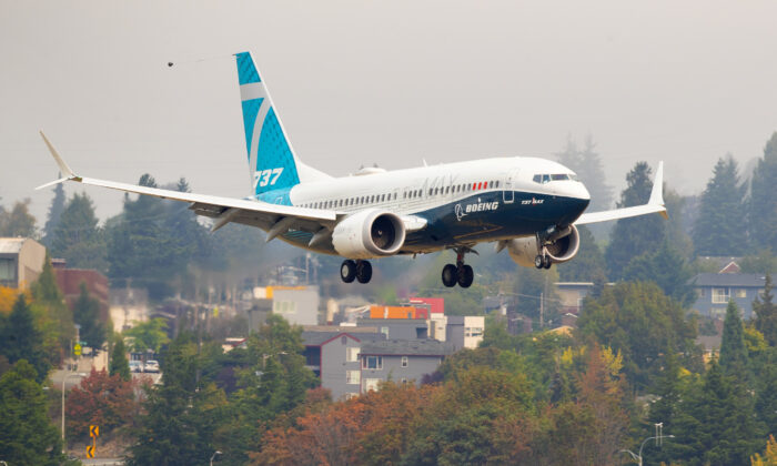 Giám đốc Cục Hàng không Liên bang (FAA) Steve Dickson lái chiếc phi cơ Boeing 737 MAX trở về sau một chuyến bay đánh giá tại Boeing Field ở Seattle, Washington, vào ngày 30/09/2020. (Ảnh: Mike Siegel/File Photo/Pool qua Reuters)