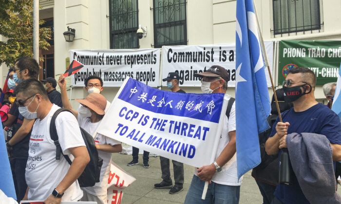 Các tấm biểu ngữ được trưng bày tại Lãnh sự quán Trung Quốc ở San Francisco để lên án Đảng Cộng sản Trung Quốc trong Ngày Quốc khánh Trung Quốc vào ngày 01/10/2020. (Ảnh: Ilene Eng/The Epoch Times)