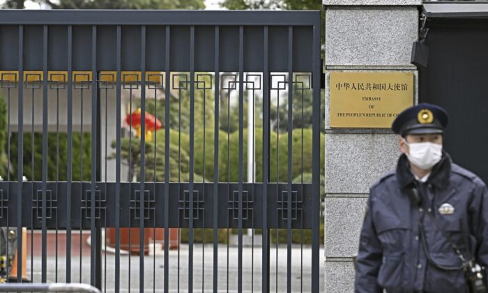 Đại sứ quán Trung Quốc tại Tokyo hôm 11/01/2023. (Ảnh: Kazushi Kurihara/Kyodo News qua AP)