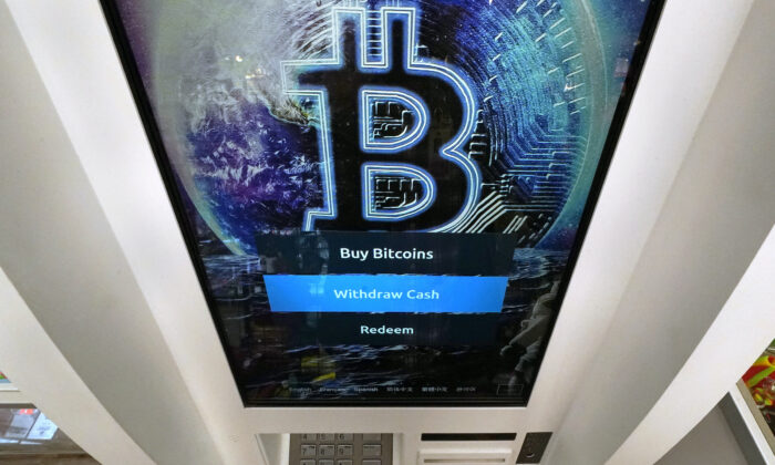 Logo Bitcoin xuất hiện trên màn hình hiển thị của một máy ATM mã kim ở Salem, New Hampshire, vào ngày 09/02/2021. (Ảnh: Charles Krupa/AP)