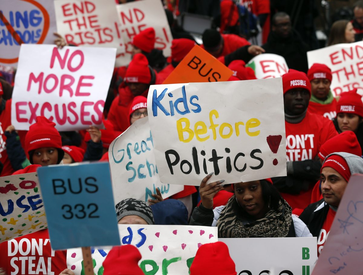 Những người ủng hộ quyền lựa chọn trường học giương cao biểu ngữ khi họ biểu tình bên ngoài Tòa nhà Quốc hội Tiểu bang ở Albany, New York, vào ngày 04/03/2015. (Ảnh: Mike Groll/AP Photo)