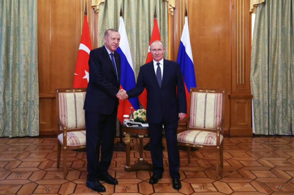 Tổng thống Nga Vladimir Putin (bên phải) bắt tay Tổng thống Thổ Nhĩ Kỳ Recep Tayyip Erdogan (bên trái) trong một cuộc gặp gỡ ở Sochi, hôm 05/08/2022. (Ảnh: Vyacheslav Prokofyev/AFP qua Getty Images)