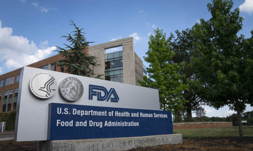 Biển báo của Cơ quan Quản lý Thực phẩm và Dược phẩm Hoa Kỳ bên ngoài trụ sở chính ở White Oak, Md., vào ngày 20/07/2020. (Ảnh: Sarah Silbiger/Getty Images)