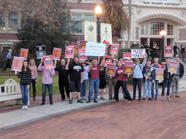 Các sinh viên tại Đại học Tiểu bang Florida phản đối sự xuất hiện của nhà hoạt động chính trị cộng sản và học giả Angela Davis trong khuôn viên trường, ở Tallahassee, Florida, vào ngày 16/01/2018. (Ảnh: Đăng dưới sự cho phép của Hiệp hội Đảng Cộng Hòa Đại học FSU)