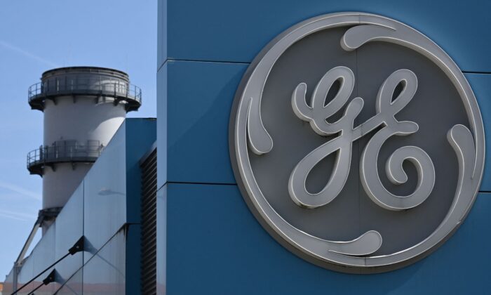 Hình ảnh logo của đại công ty General Electric của Hoa Kỳ tại nhà máy Belfort, miền đông nước Pháp, hôm 29/03/2021. (Ảnh: Sebastien Bozon/AFP qua Getty Images)