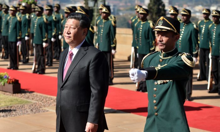 Chủ tịch Trung Quốc Tập Cận Bình duyệt đội danh dự trong một chuyến thăm chính thức cấp nhà nước, tại tòa nhà Union ở Pretoria, Nam Phi, ngày 24/07/2018. (Ảnh: Phil Magakoe/AFP/Getty Images)