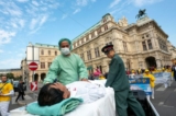Các học viên Pháp Luân Công ở Vienna, Áo, tái hiện lại một cảnh thu hoạch nội tạng của các học viên bị cầm tù ở Trung Quốc trong một cuộc biểu tình phản đối việc nhập cảng nội tạng người từ Trung Quốc sang Áo, vào ngày 01/10/2018. (Ảnh: Joe Klamar/AFP qua Getty Images)