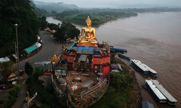 Một tượng Phật lớn bên phía Thái Lan của vùng Tam Giác Vàng ở tỉnh Chiang Rai ngày 20/09/2019. Trung Quốc muốn cắt một con kênh xuyên qua miền nam Thái Lan để xây dựng đường vòng tránh eo biển Malacca. (Ảnh: Lillian Suwanrumpha/AFP qua Getty Images)