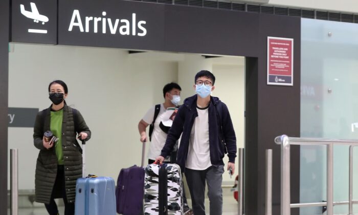 Hành khách đến từ Trung Quốc đáp xuống Phi trường Quốc tế Perth, Úc vào ngày 02/02/2020. (Ảnh: Paul Kane/Getty Images)