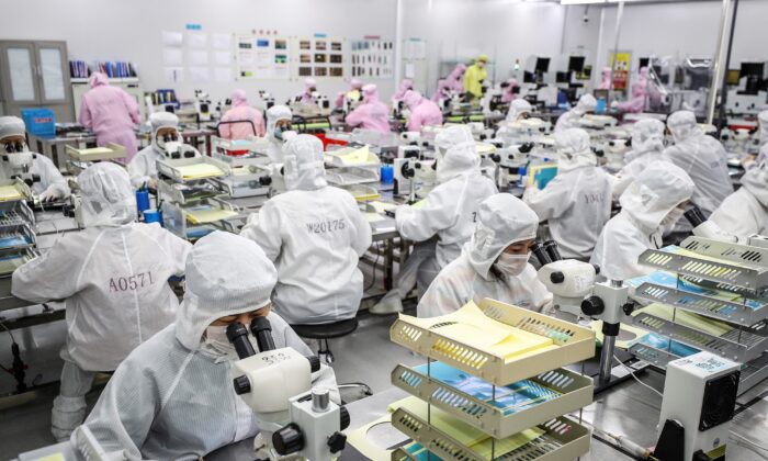 Công nhân sản xuất vi mạch Led tại một nhà máy ở Hoài An, tỉnh Giang Tô, miền đông Trung Quốc, vào ngày 16/06/2020. (Ảnh: STR/AFP/Getty Images)