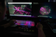 Một thành viên của nhóm tin tặc Liên minh Tin tặc Đỏ (Red Hacker Alliance) sử dụng một trang web theo dõi các cuộc tấn công mạng toàn cầu trên máy điện toán của người này tại một văn phòng ở Đông Quản, tỉnh Quảng Đông, miền nam Trung Quốc, vào ngày 04/08/2020. (Ảnh: Nicolas Asfouri/AFP qua Getty Images)