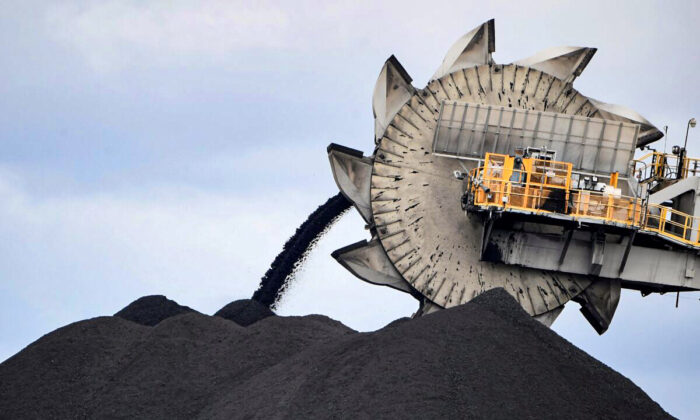 Một bánh gầu xúc đất cát được xúc ra từ một khu vực khác của mỏ ở Newcastle, Úc, cảng xuất cảng than lớn nhất thế giới, hôm 05/11/2021. (Ảnh: Saeed Khan/AFP qua Getty Images)