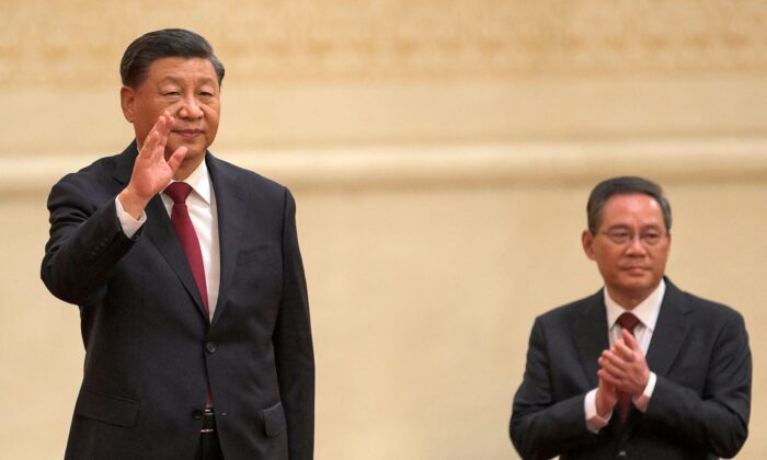 Nhà lãnh đạo Trung Quốc Tập Cận Bình (trái) vẫy tay bên cạnh ông Lý Cường, một thành viên của Ủy ban Thường vụ Bộ Chính trị mới của Đảng Cộng sản Trung Quốc, cơ quan ra quyết định hàng đầu của quốc gia, khi gặp gỡ giới truyền thông tại Đại lễ đường Nhân dân ở Bắc Kinh hôm 23/10/2022. (Ảnh: Wang Zhao/AFP qua Getty Images)