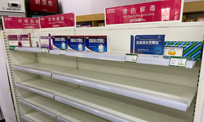 Một kệ thuốc cảm lạnh gần như trống trơn tại một hiệu thuốc trong bối cảnh đợt bùng phát COVID mới nhất đang quét qua ở Bắc Kinh, Trung Quốc, hôm 15/12/2022. (Ảnh: Yuxuan Zhang/AFP qua Getty Images)
