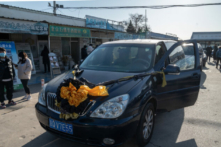 Một chiếc xe được trang trí bằng đồ tang lễ truyền thống bên ngoài Nhà tang lễ Đông Giao, được cho là một trong những nhà tang lễ được chỉ định để giải quyết các trường hợp tử vong do COVID, tại Bắc Kinh, Trung Quốc, hôm 19/12/2022. (Ảnh: Bloomberg)
