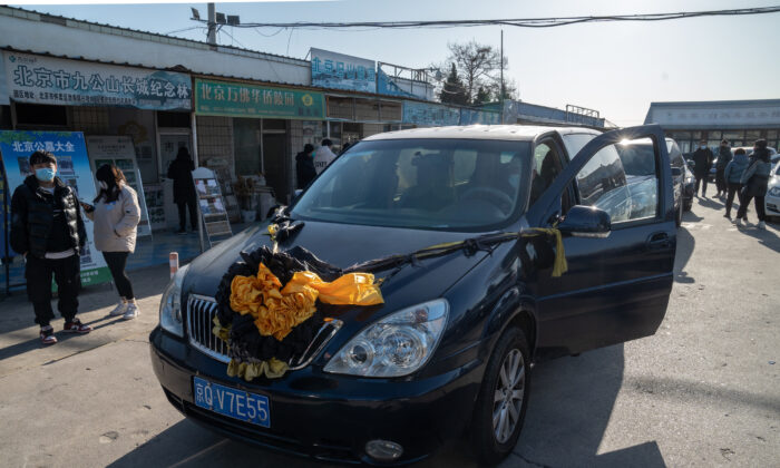 Một chiếc xe được trang trí bằng đồ tang lễ truyền thống bên ngoài Nhà tang lễ Đông Giao, được cho là một trong những nhà tang lễ được chỉ định để giải quyết các trường hợp tử vong do COVID, tại Bắc Kinh, Trung Quốc, hôm 19/12/2022. (Ảnh: Bloomberg)