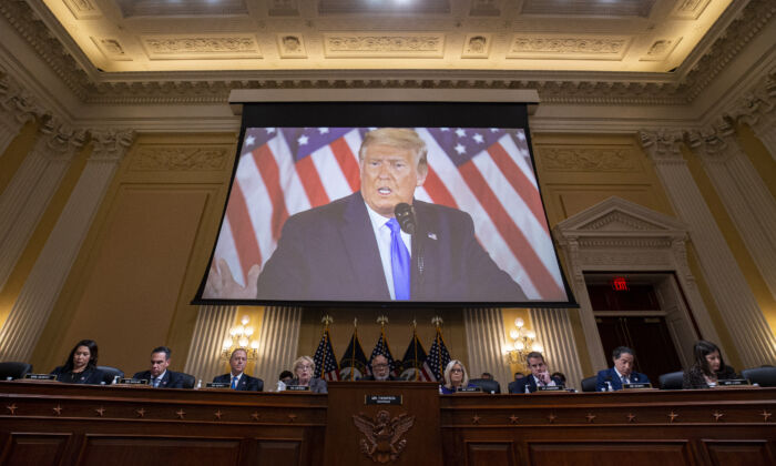 Hình ảnh của cựu Tổng thống Donald Trump được chiếu trên màn hình trong cuộc họp của Ủy ban Đặc biệt ngày 06/01 của Hạ viện tại Tòa nhà Văn phòng Canon House trên Capitol Hill ở Hoa Thịnh Đốn hôm 19/12/2022. (Ảnh: Al Drago/Getty Images)