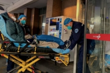 Nhân viên y tế di chuyển một bệnh nhân COVID-19 tại Bệnh viện Trung tâm Số 1 Thiên Tân ở Thiên Tân, Trung Quốc, hôm 28/12/2022. (Ảnh: Noel Cells/AFP qua Getty Images)