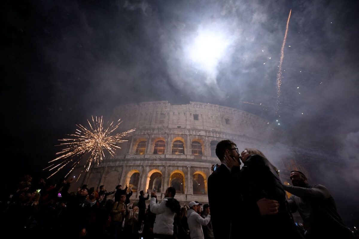 Pháo hoa nổ trên không tại Acropolis trong lễ đón Năm Mới ở Athens vào sáng sớm hôm 01/01/2023. (Ảnh: Louisa Gouliamaki/AFP qua Getty Images)