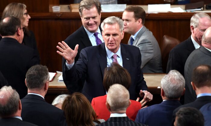 Dân biểu Kevin McCarthy (Cộng Hòa-California) đưa tay ra hiệu trong Phòng họp Hạ viện tại Điện Capitol Hoa Kỳ ở Hoa Thịnh Đốn hôm 06/01/2023. (Ảnh: Olivier Douliery/AFP qua Getty Images)