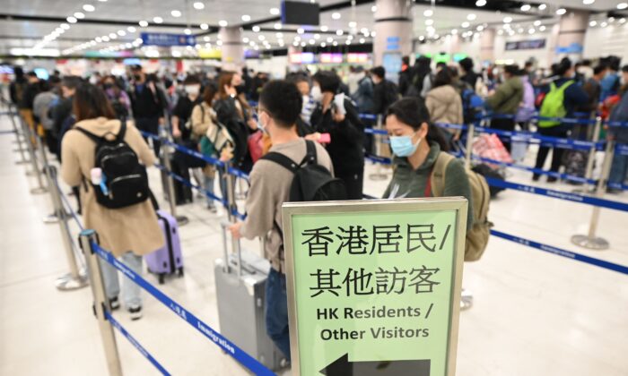 Người dân xếp hàng tại trạm kiểm soát Lạc Mã Châu ở cửa khẩu biên giới Thâm Quyến, nơi tiếp giáp với Trung Quốc đại lục tại Hồng Kông hôm 08/01/2023. (Ảnh: Peter Parks/AFP qua Getty Images)