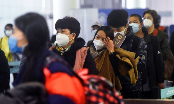 Hành khách xếp hàng chờ đi qua cửa hải quan sau khi đến Phi trường Quốc tế Tiêu Sơn Hàng Châu ở tỉnh Chiết Giang phía đông Trung Quốc hôm 08/01/2023. (Ảnh: STR/AFP qua Getty Images)